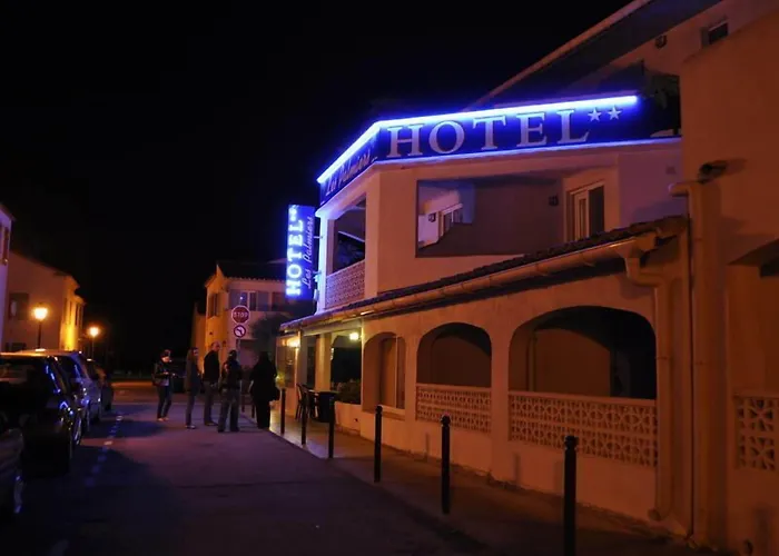 Hotel Les Palmiers En Camargue
