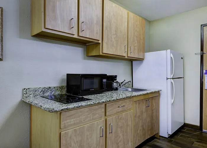 Studio 6 Lenexa - Overland Park