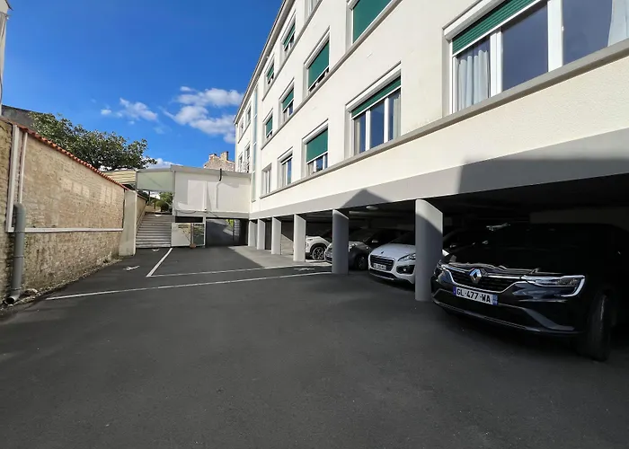 Brit Hotel Du Parc Niort Centre-Parking Gratuit