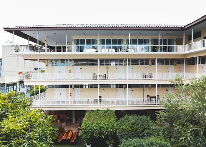 Feung Nakorn Balcony Rooms And Cafe