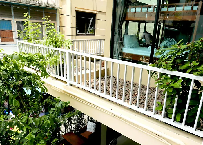 Feung Nakorn Balcony Rooms And Cafe