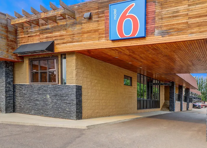 Motel 6 Brooks Ab