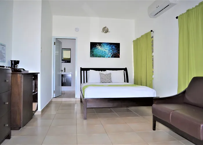 Casa Verde Hotel - Steps To The Beach, Pool, Restaurant & Bar