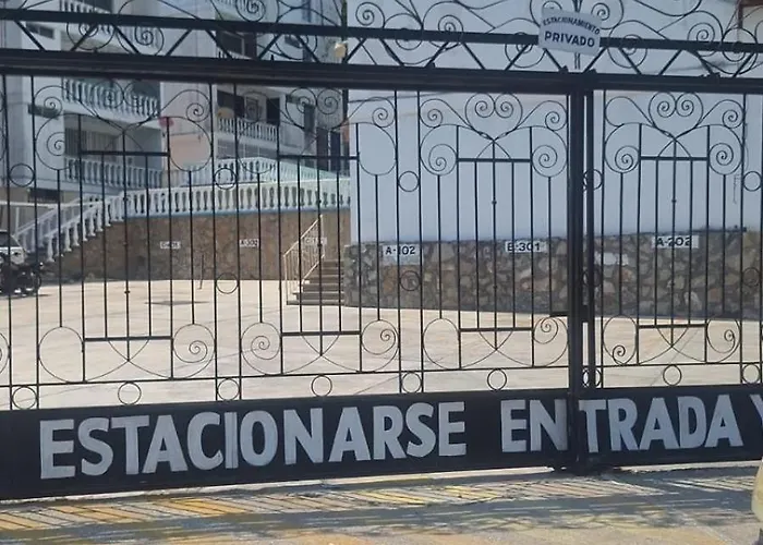 Sobre Costera, 1min La Quebrada, 3m playas/yates