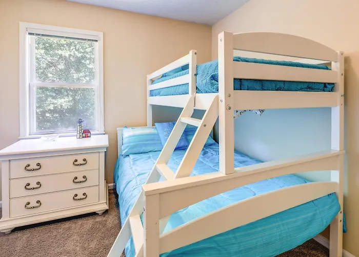 Charming Emerald Isle Escape < 1 Mi To Beach!
