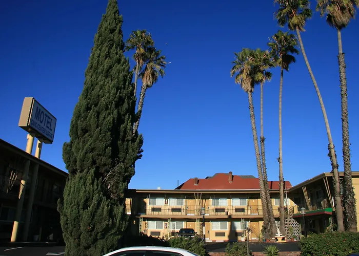 Civic Center Lodge / Lake Merritt Bart