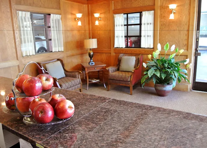 Cow Hollow Inn And Suites