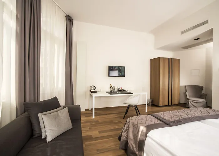Hotel Golden Crown