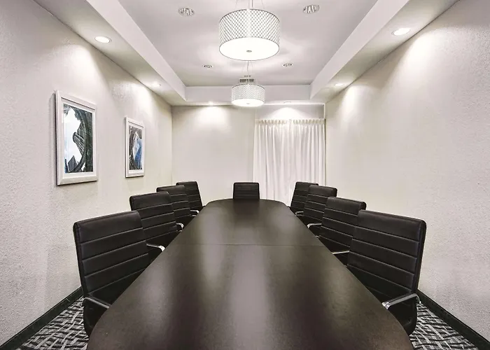 La Quinta By Wyndham Victoria - South
