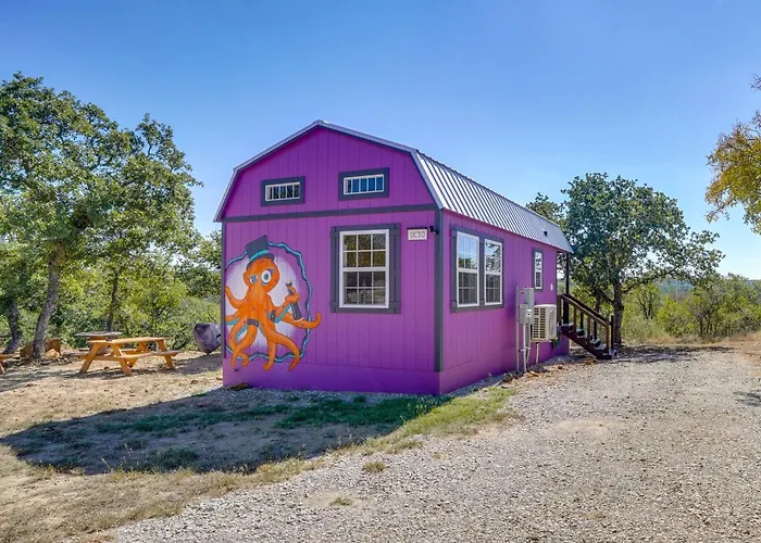 Whimsical Cabin W/ Grill < 4 Mi To Lake Brownwood!