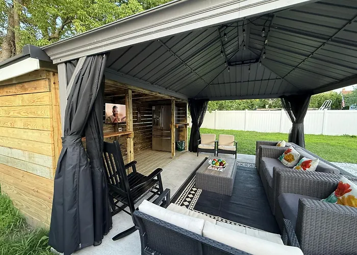 Ground-Level Bed Bath House1Mi To The Beach Sleep8