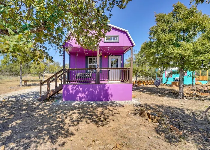 Whimsical Cabin W/ Grill < 4 Mi To Lake Brownwood!