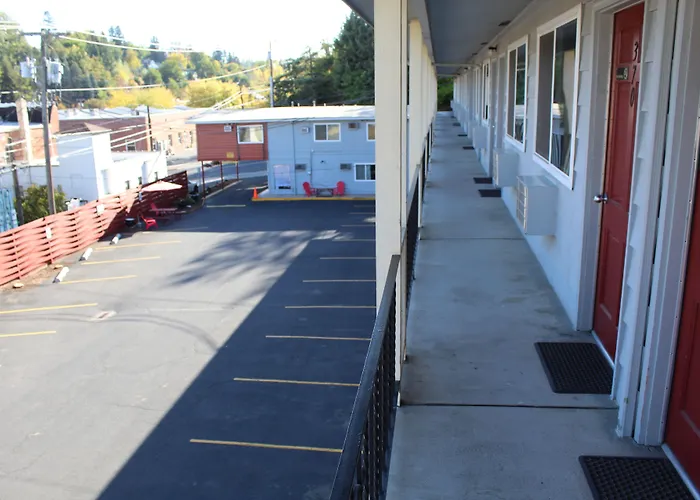 Cougar Land Motel