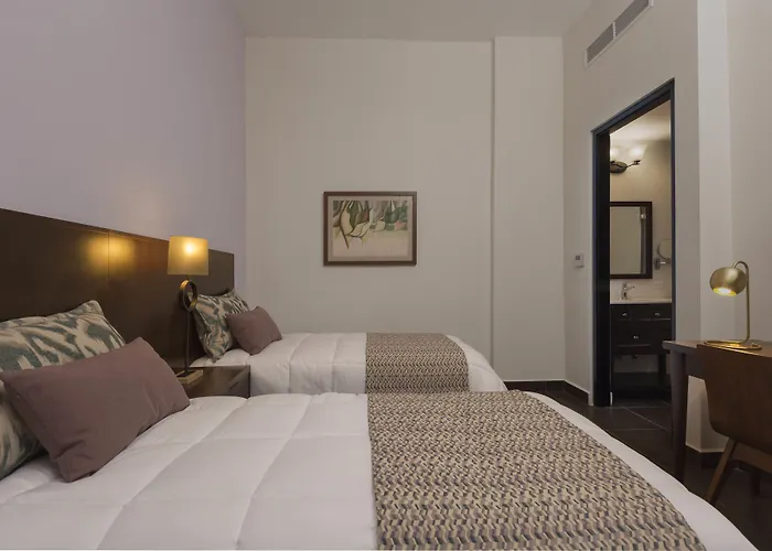 Decanter Hotel