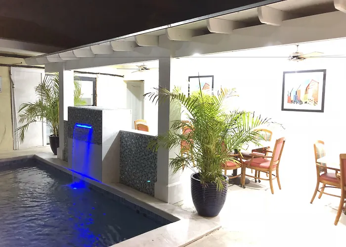 Colony Club Inn & Suites