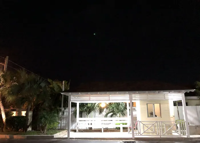 Colony Club Inn & Suites