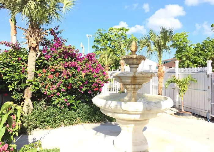 Colony Club Inn & Suites