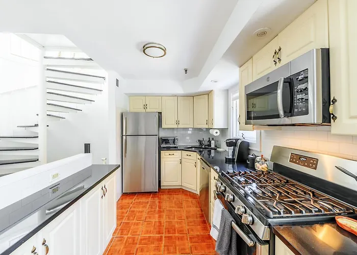 Modern 3Br Townhouse With Private Rooftop & Parking Minutes To Nyc