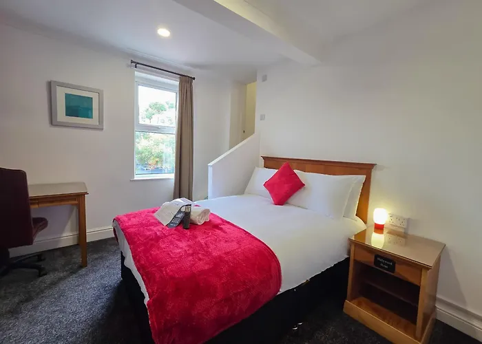 Hullywood Rooms With Shared Kitchen Facilities