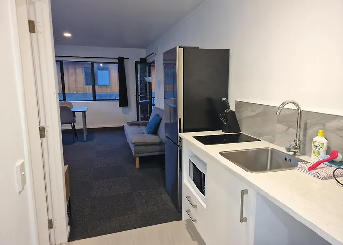 Palm Tree Apartments & Backpackers