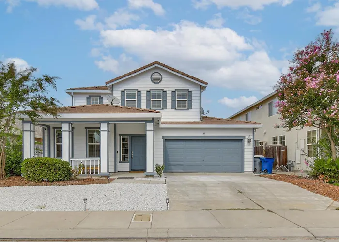 7 Mi To Lake Yosemite: Family Home W/ Fenced Yard