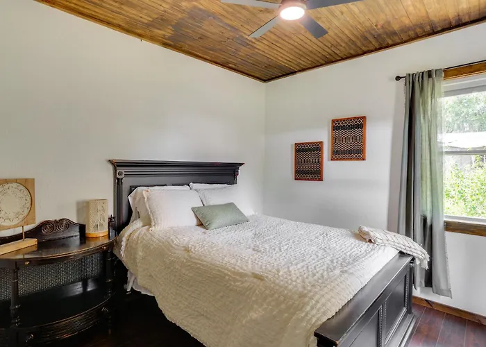 < 1 Mi To Downtown Arcadia: Tranquil Wooded Escape