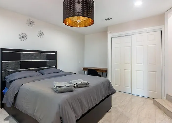 Spacious 5 Bedroom Brand New House Lax