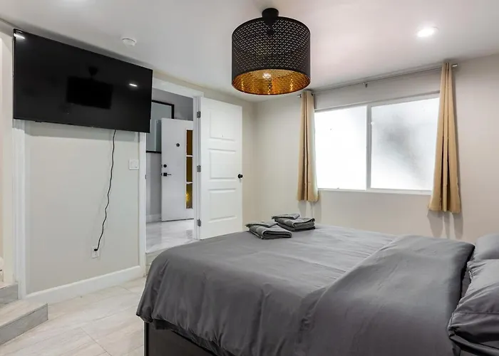Spacious 5 Bedroom Brand New House Lax