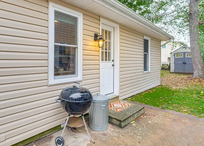 Cozy Cottage Just 2 Blocks From The River!