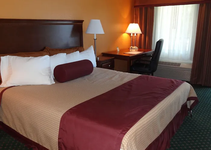 Cloverdale Wine Country Inn & Suites