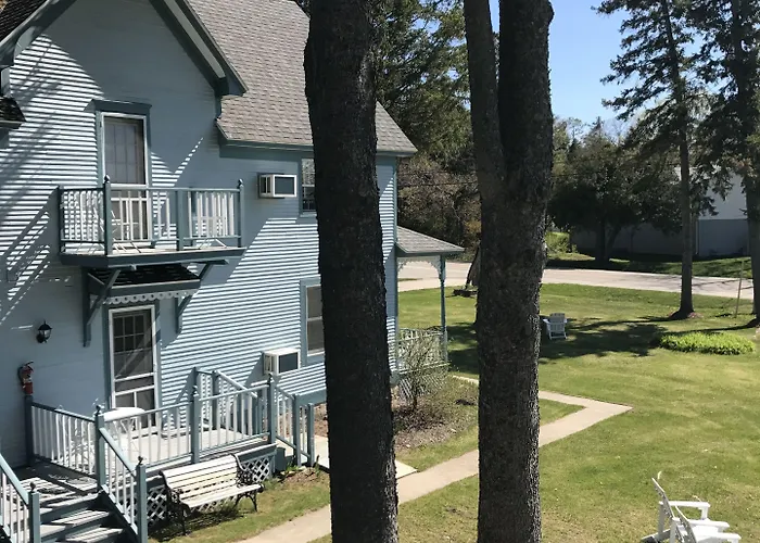 Harbor Light Inn