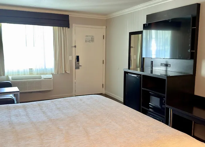 The Orchard Hotel Ukiah Wine Country Free Breakfast, Pool, & Hot Tub