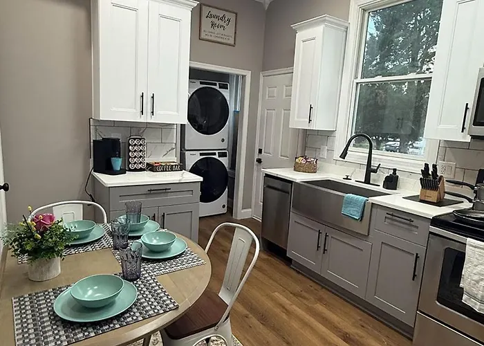 Cozy Condo Near Portsmouth Naval