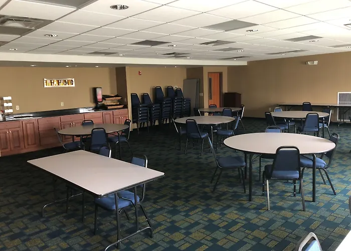 Countryview Inn & Suites