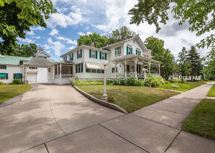 Carriage House Bed & Breakfast