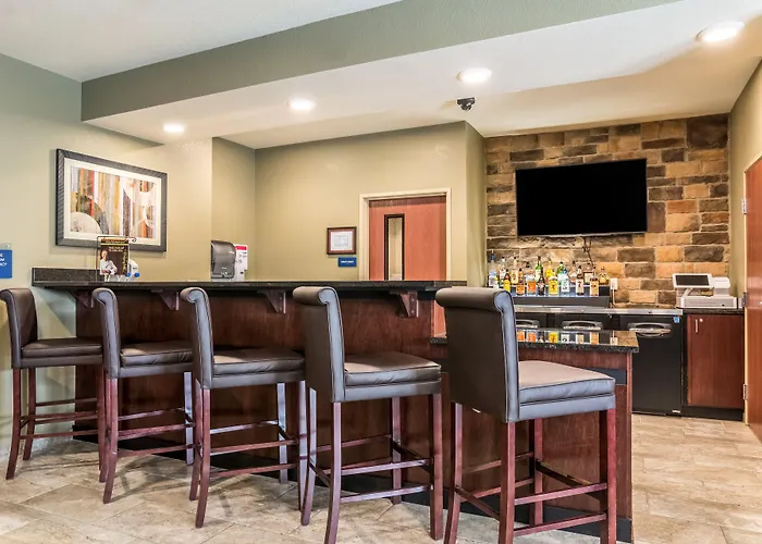 Cobblestone Hotel & Suites - Greenville
