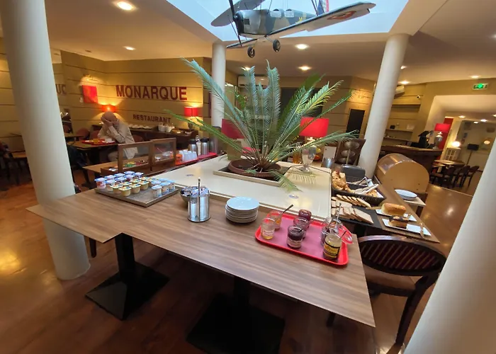 Logis Hotel Restaurant Le Monarque 30 Parking Velos Securise