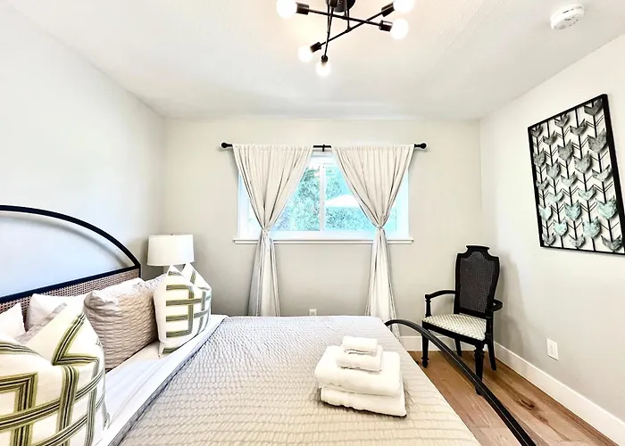 #Marbella Lane - Cozy Modern Home With Relaxing Design & Pool