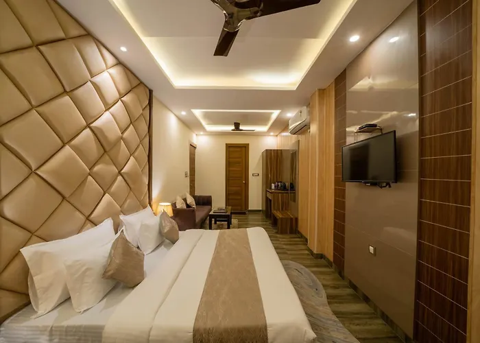 Perfectstayz Premium At Harkipauri Road - Ganga View Rooftop Cafe