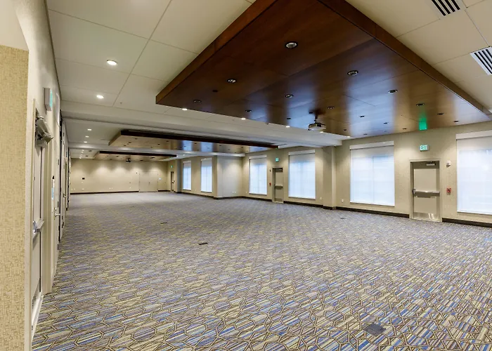 Holiday Inn Express & Suites - Sturbridge By Ihg