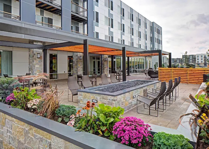 Courtyard By Marriott Appleton Riverfront