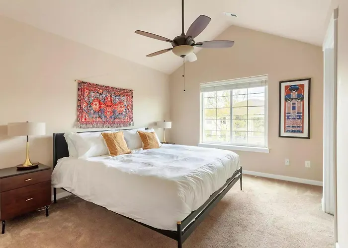 Family Friendly 3 Story Townhouse With Workspace