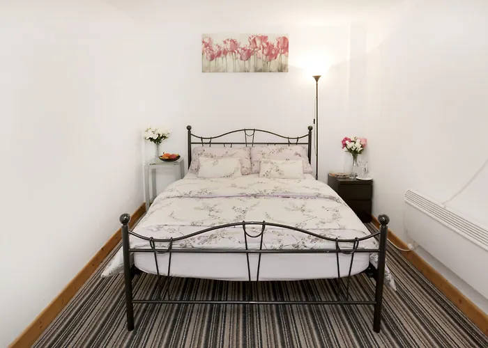 Flat 2 - Entire Modern Two Bedrooms Home With En-Suite & Free Parking Close To Qmc, City Centre And Notts Uni - Self Check In