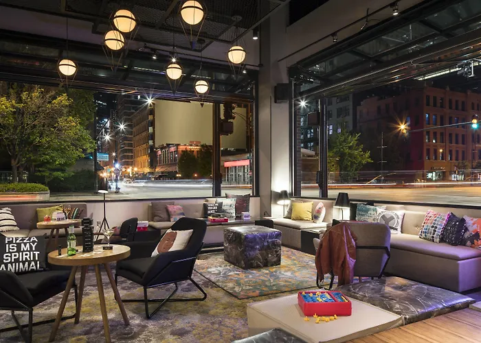 Moxy Chicago Downtown