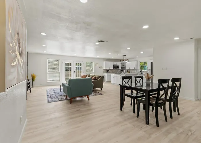 Spacious 4 Bedroom Family Retreat In The Heart Of Mckinney, Tx