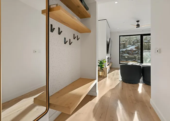 Modern 2 Bedroom Ski In&Out Condo 05