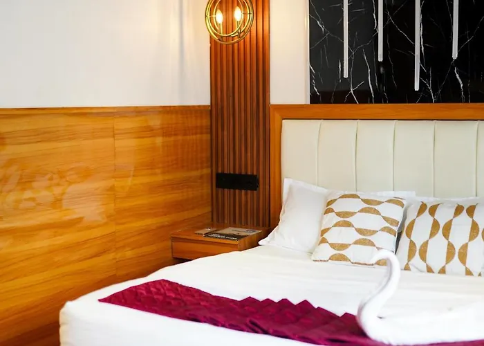 Mayooram Cruises -Luxury Houseboat