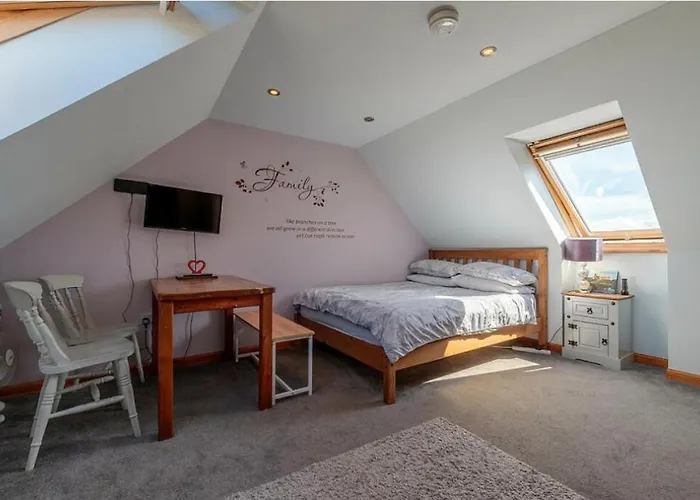 Burnside Cottage & Caravan Woodend
