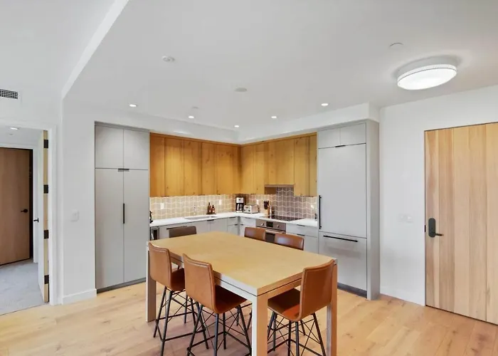 Modern 2 Bedroom Ski In&Out Condo 04