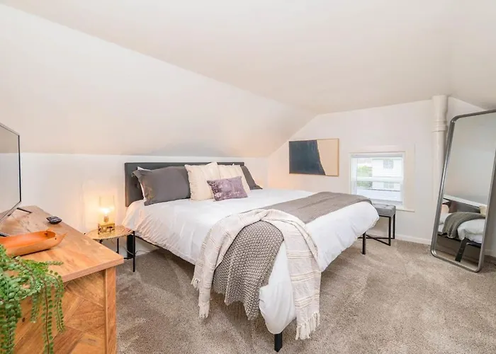 Downtown 2 Bedroom Home - Office